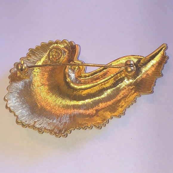 Crystaline Brand Elegant Gold Toned Retro Boho Shell Brooch - Picture 4 of 5